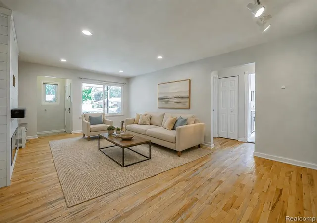 Photo 3 of Sale Pending at 19501 Magnolia Pkwy, Southfield, MI 48075 7134 | MLS# 61025228 | Listing updated on 2026-09-11