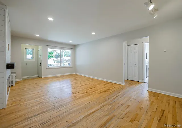 Photo 4 of Sale Pending at 19501 Magnolia Pkwy, Southfield, MI 48075 7134 | MLS# 61025228 | Listing updated on 2026-09-11