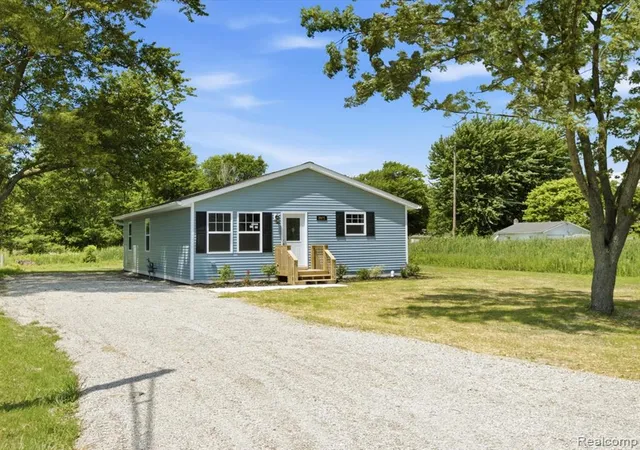 3rd image of 2971 Beach Rd, Port Huron, MI 48060 | MLS# 60996022