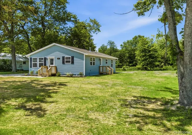 4th image of 2971 Beach Rd, Port Huron, MI 48060 | MLS# 60996022