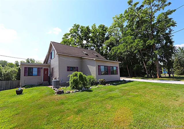 2nd image of 412 E Shore Dr, Whitmore Lake, MI 48189 | MLS# 61012523