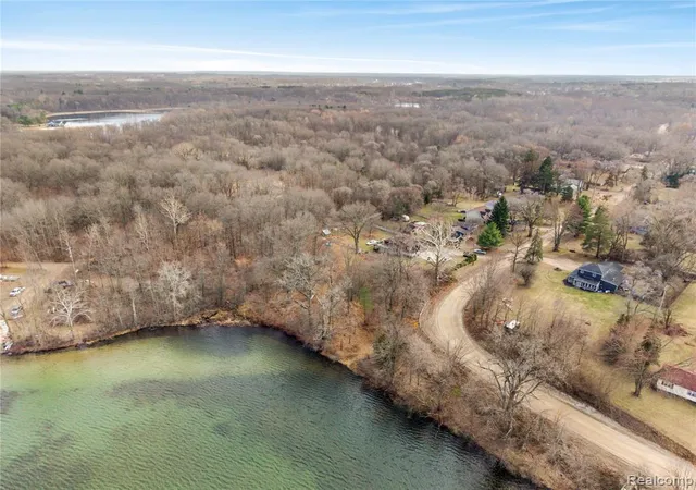 2nd image of 15045 Longfield Dr, Linden, MI 48451 | MLS# 60977810