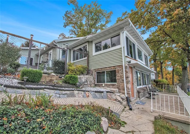 Photo 2 of Sale Pending at 33766 Forest Beach Dr, Eau Claire, MI 49111 | MLS# 70537583 | Listing updated on 2026-07-24