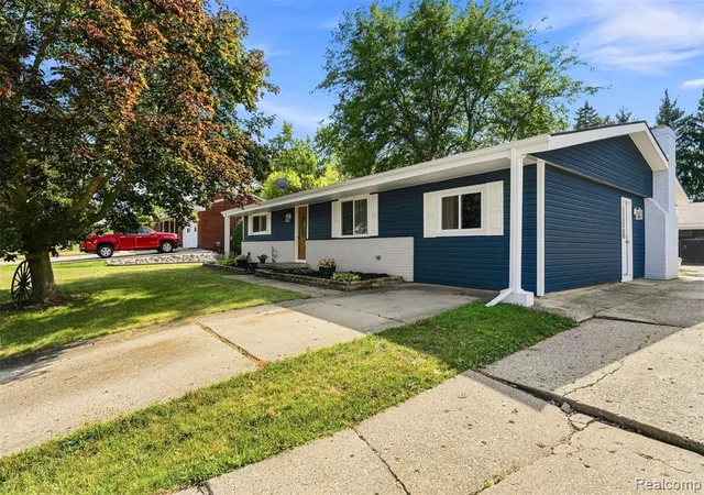 3rd image of 12606 Greenhill Dr, Grand Blanc, MI 48439 2409 | MLS# 61022030