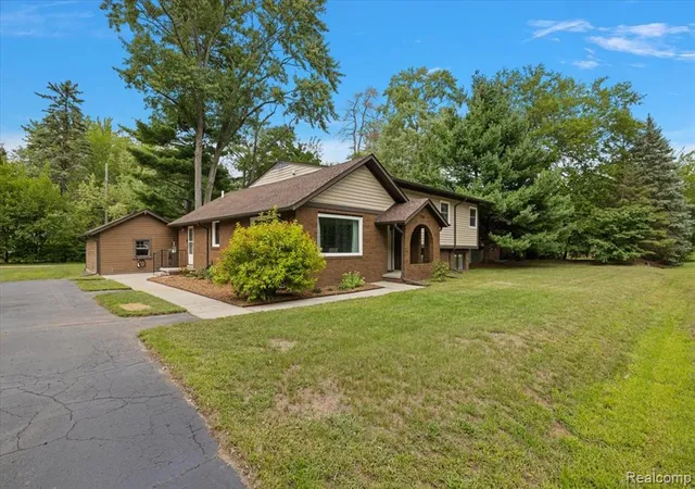 Photo 3 of Single family home for sale at 7710 Richardson Rd, West Bloomfield, MI 48323 1063 | MLS# 61025215 | Listing updated on 2026-09-11