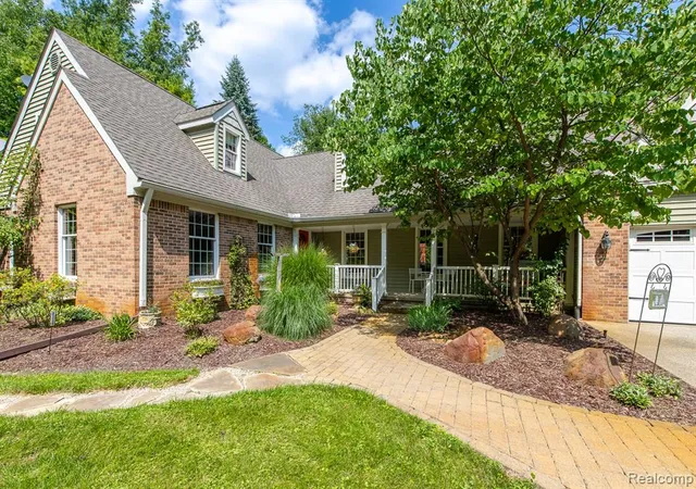 2nd image of 2411 Farmbrook Trl, Oxford, MI 48370 | MLS# 61018834