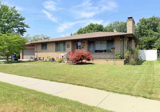 Photo 1 of Sale Pending at 302 W Smith St, Bay City, MI 48706 | MLS# 50216921 | Listing updated on 2026-08-21