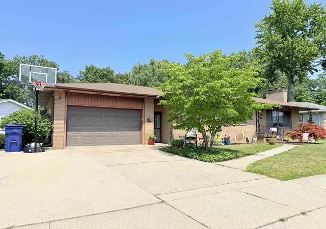 Photo 3 of Sale Pending at 302 W Smith St, Bay City, MI 48706 | MLS# 50216921 | Listing updated on 2026-08-21