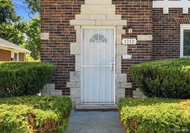 Photo 4 of Single family home for sale at 8262 E Outer Dr, Detroit, MI 48213 | MLS# 61008858 | Listing updated on 2026-08-24