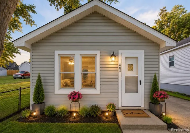 2nd image of 808 Corwin Ct, Pontiac, MI 48340 | MLS# 61020591