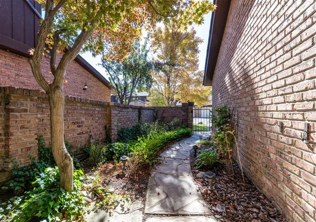 2nd image of 26200 Summerdale Dr, Southfield, MI 48033 | MLS# 70504563
