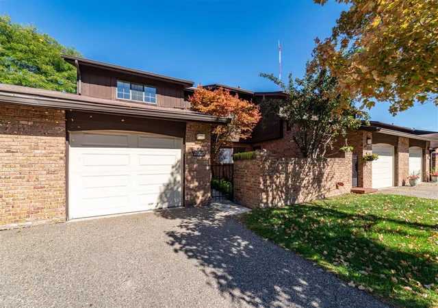 3rd image of 26200 Summerdale Dr, Southfield, MI 48033 | MLS# 70504563