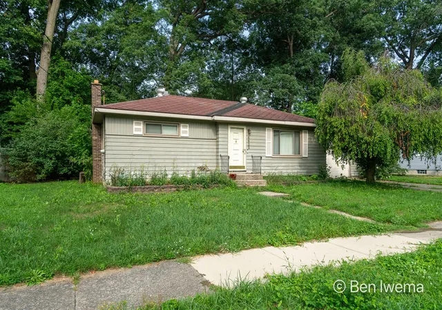 Photo 3 of Sale Pending at 4623 Grantwood Ave, Kentwood, MI 49508 | MLS# 70552190 | Listing updated on 2026-08-26