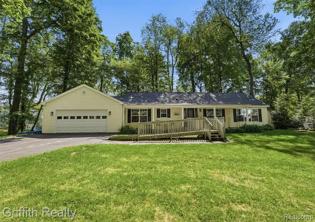 Homes for sale in Gregory, MI | 260 Ellsworth Lake Dr, Gregory, MI 48137 | MLS# 61001301