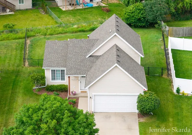 Photo 2 of Sale Pending at 3054 Woodglen St, Grand Rapids, MI 49504 | MLS# 70542973 | Listing updated on 2026-07-03