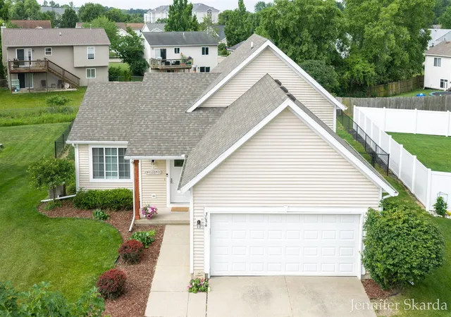 Photo 3 of Sale Pending at 3054 Woodglen St, Grand Rapids, MI 49504 | MLS# 70542973 | Listing updated on 2026-07-03