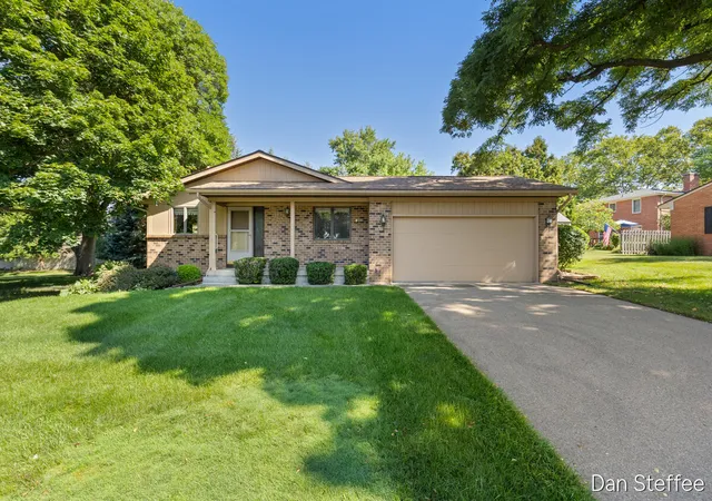 Photo 1 of Sale Pending at 2121 Dewberry Dr, Grand Rapids, MI 49505 | MLS# 70552235 | Listing updated on 2026-08-26