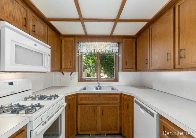 Photo 3 of Sale Pending at 2121 Dewberry Dr, Grand Rapids, MI 49505 | MLS# 70552235 | Listing updated on 2026-08-26