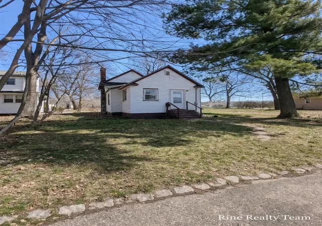 2nd image of 2337 6th St, Muskegon, MI 49444 | MLS# 70539011