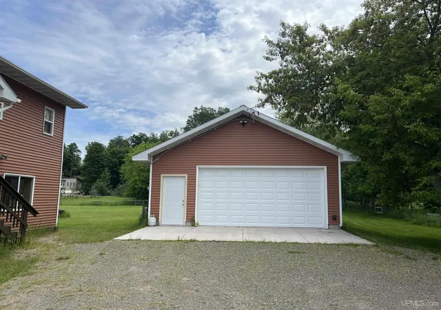 Photo 4 of Single family home for sale at 931 Bayshore Rd, Lanse, MI 49946 | MLS# 50198130 | Listing updated on 2026-03-19