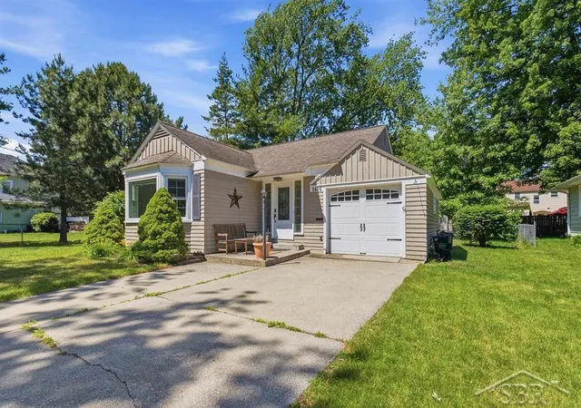 Homes for sale in Bay City, MI | 1405 Helen St, Bay City, MI 48708 | MLS# 50211869