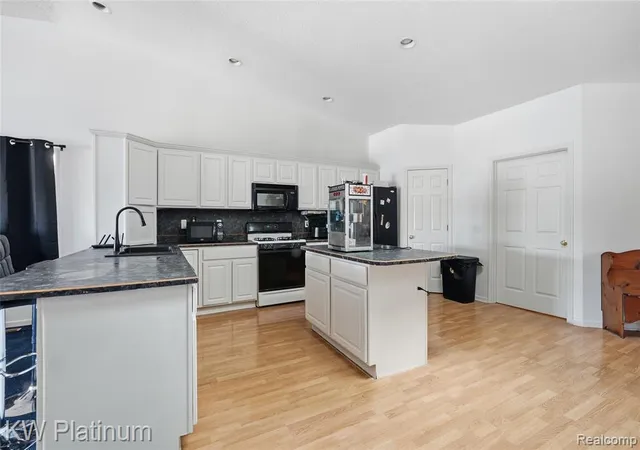 Listing Photo 4 - Condo for sale in building located at 802 Crystal Ln, Marysville, MI 48040