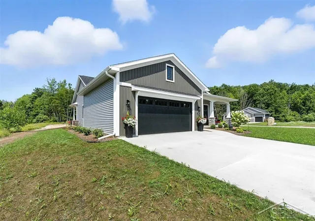 Homes for sale in Midland, MI | 701 Broadhead Dr, Midland, MI 48642 | MLS# 50198871