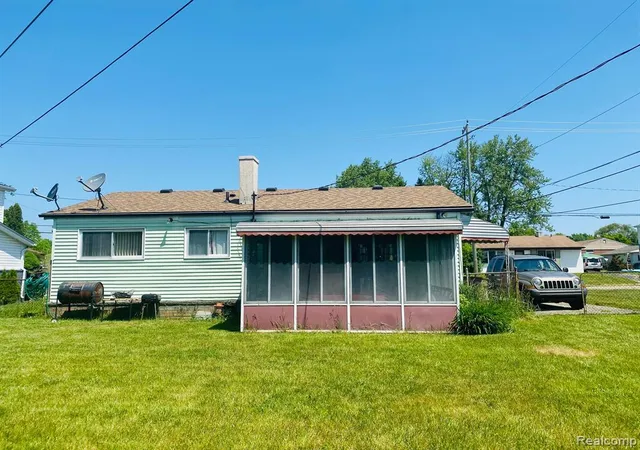 Photo 2 of Sale Pending at 192 Gage St, Pontiac, MI 48342 | MLS# 60227521 | Listing updated on 2025-06-20