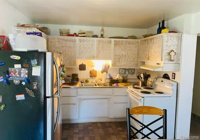 Photo 3 of Sale Pending at 192 Gage St, Pontiac, MI 48342 | MLS# 60227521 | Listing updated on 2025-06-20