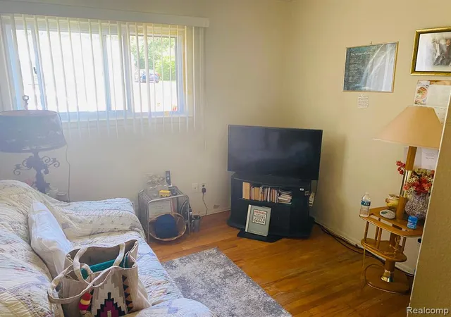 Photo 4 of Sale Pending at 192 Gage St, Pontiac, MI 48342 | MLS# 60227521 | Listing updated on 2025-06-20