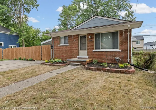 Photo 3 of Sale Pending at 400 E George Ave, Hazel Park, MI 48030 | MLS# 61016969 | Listing updated on 2026-08-24