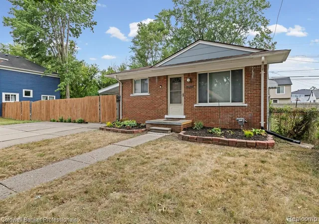 Photo 4 of Sale Pending at 400 E George Ave, Hazel Park, MI 48030 | MLS# 61016969 | Listing updated on 2026-08-24