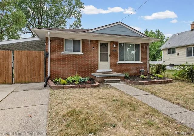 Photo 5 of Sale Pending at 400 E George Ave, Hazel Park, MI 48030 | MLS# 61016969 | Listing updated on 2026-08-24