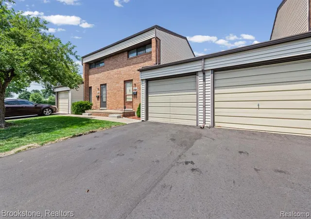 Listing Photo 4 - Condo for sale in building located at 1925 Nicholas Ct, Warren, MI 48092