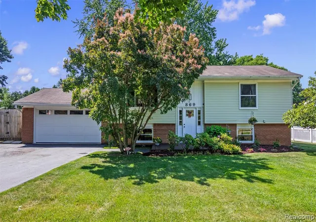 1st image of 869 Seymour Lake Rd, Oxford, MI 48371 | MLS# 61018632