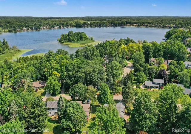 2nd image of 2711 Armstrong Dr, Lake Orion, MI 48360 | MLS# 61021830