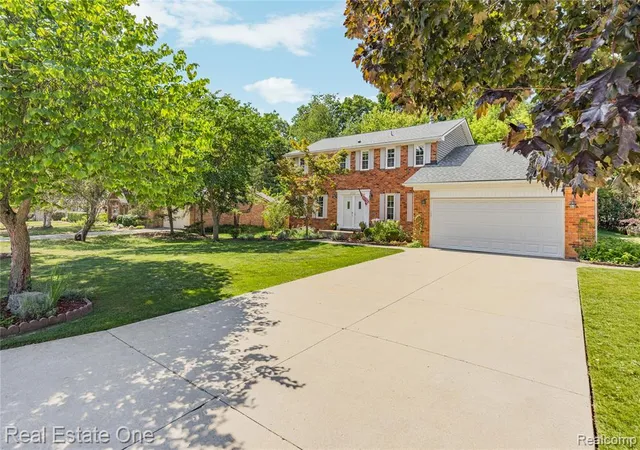 Photo 2 of Sale Pending at 2222 Carpathian Dr, West Bloomfield, MI 48324 1305 | MLS# 61025016 | Listing updated on 2026-09-13