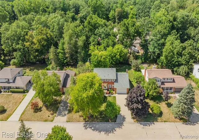 Photo 3 of Sale Pending at 2222 Carpathian Dr, West Bloomfield, MI 48324 1305 | MLS# 61025016 | Listing updated on 2026-09-13