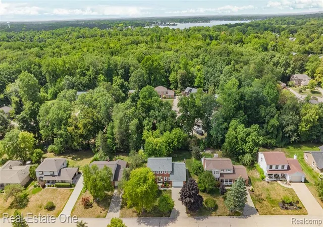 Photo 4 of Sale Pending at 2222 Carpathian Dr, West Bloomfield, MI 48324 1305 | MLS# 61025016 | Listing updated on 2026-09-13