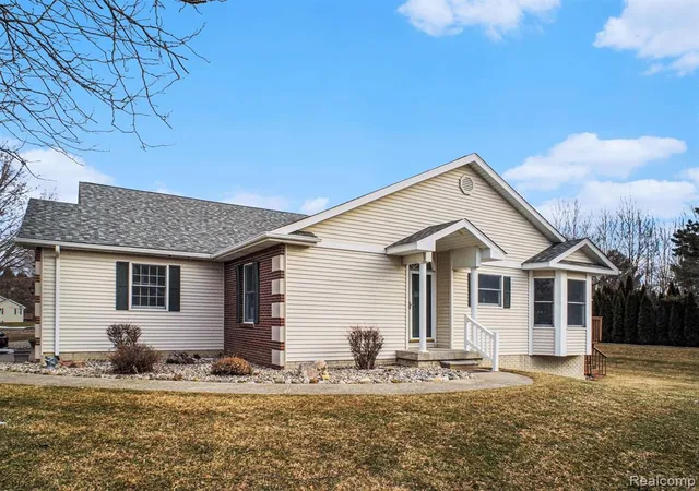 Homes for sale in Flushing, MI | 4086 Squire Hill Dr, Flushing, MI 48433 | MLS# 60973779