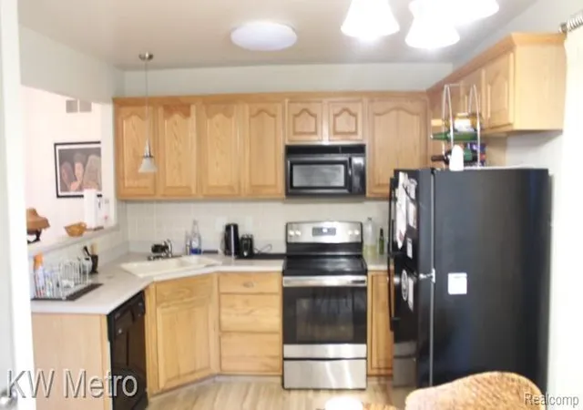 2nd image of 10 Canfield Cir, Dearborn Heights, MI 48127