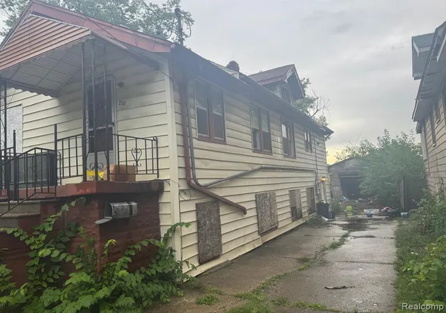 9th image of 730 Barrie Ave, Flint, MI 48507 1657 | MLS# 61023781