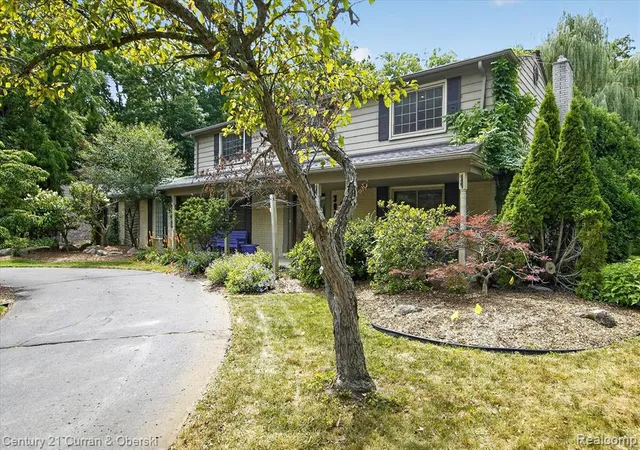 Photo 3 of Sale Pending at 30557 Woodstream Dr, Farmington Hills, MI 48334 | MLS# 61017140 | Listing updated on 2026-09-05