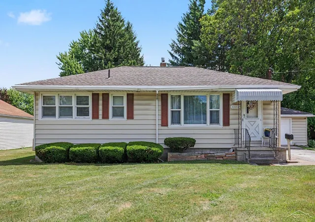 Photo 2 of Sale Pending at 4000 Mackinaw St, Saginaw, MI 48602 | MLS# 50211334 | Listing updated on 2026-06-20