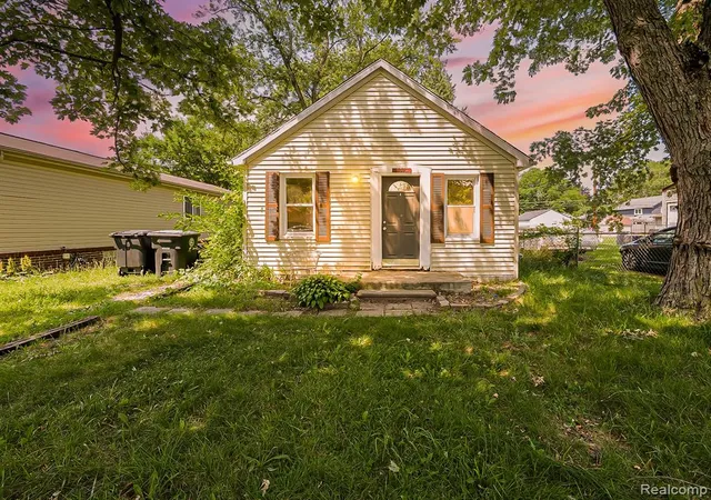 1st image of 19925 Deering St, Livonia, MI 48152 | MLS# 61010782