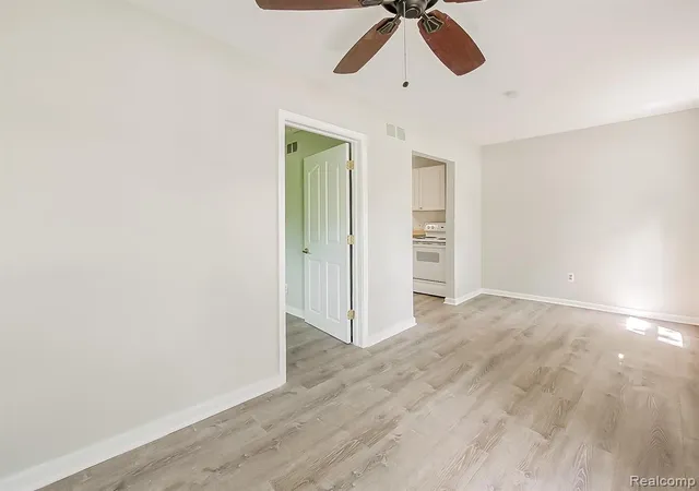 3rd image of 19925 Deering St, Livonia, MI 48152 | MLS# 61010782