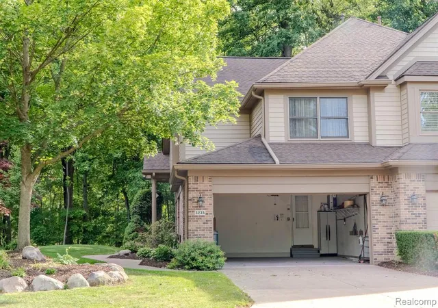 2nd image of 5235 Royal Vale Ln #70, Dearborn, MI 48126 4301 | MLS# 61004595