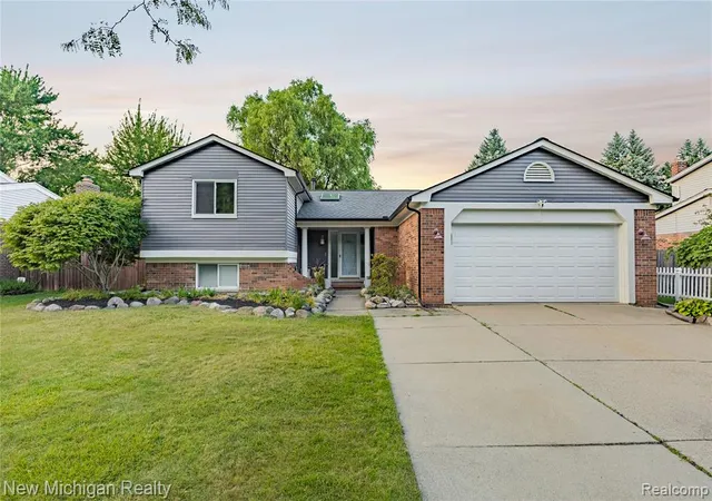 Photo 3 of Single family home for sale at 1653 Oakcrest Dr, Troy, MI 48083 5391 | MLS# 61023654 | Listing updated on 2026-08-24