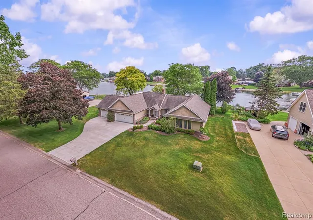 Homes for sale in Highland, MI | 4178 Chevron Dr, Highland, MI 48356 | MLS# 61002238