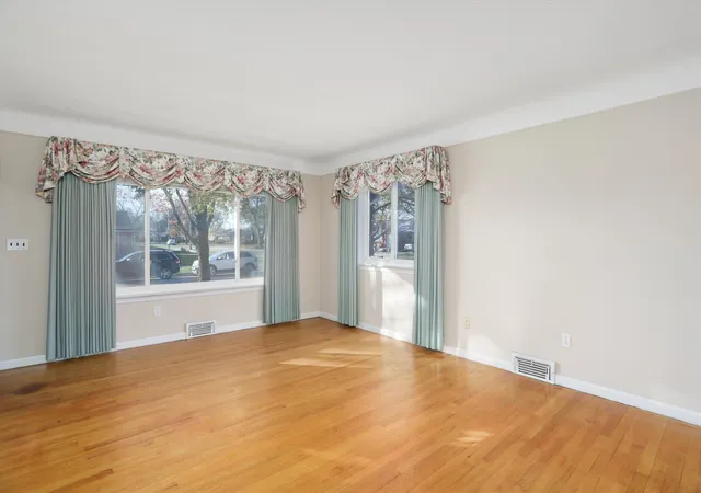 Photo 4 of Single Family Residence at 7292 Fairwood Dr, Dearborn Heights, MI 48127 | MLS# 60353638 | | Sold on 2024-12-16